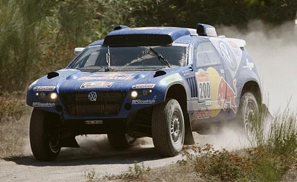 Carlos Sainz und Co-Pilot Michel Périn übernahmen die Führung. Foto: Auto-Reporter/Volkswagen